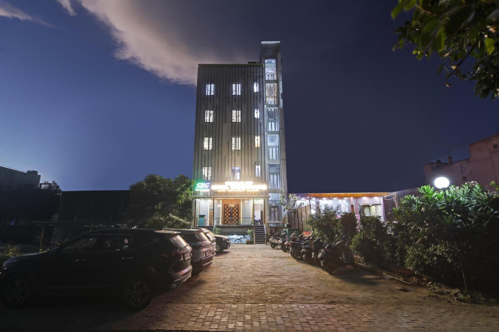 Status By Hotel The Emporio Ghaziabad Bagian luar foto