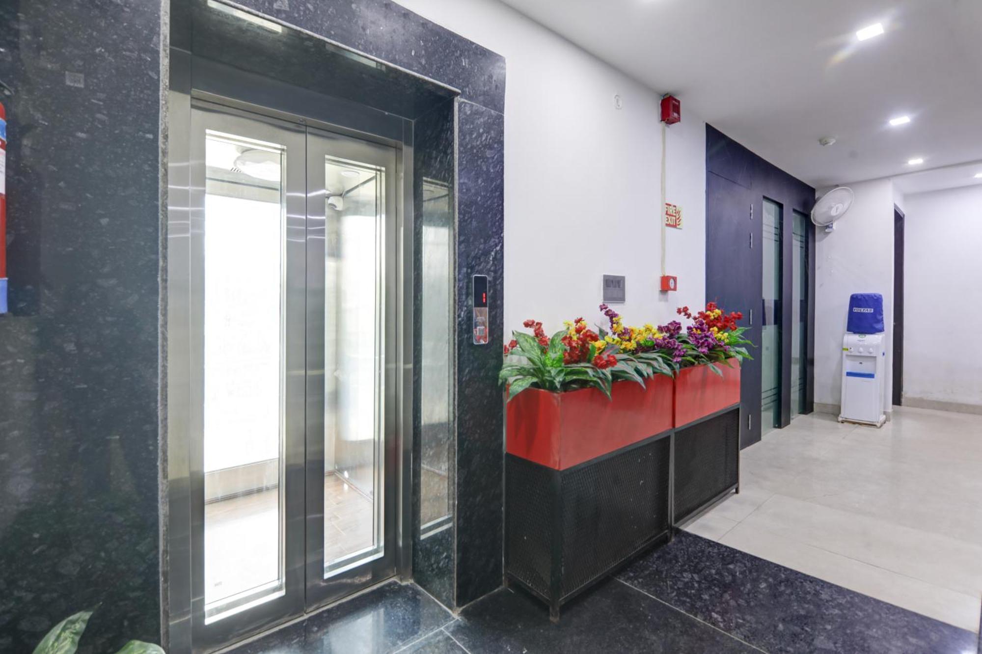 Status By Hotel The Emporio Ghaziabad Bagian luar foto