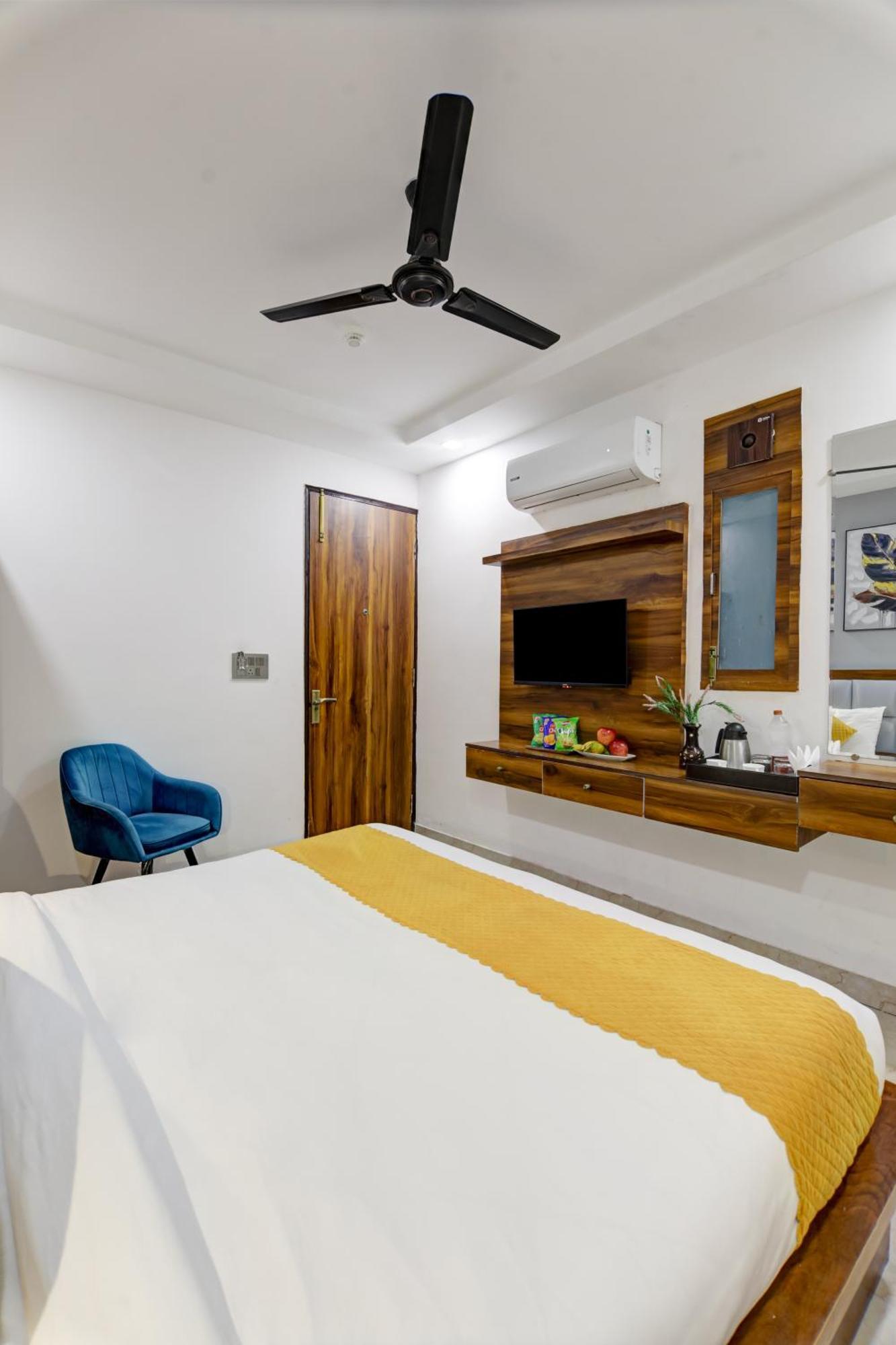 Status By Hotel The Emporio Ghaziabad Bagian luar foto