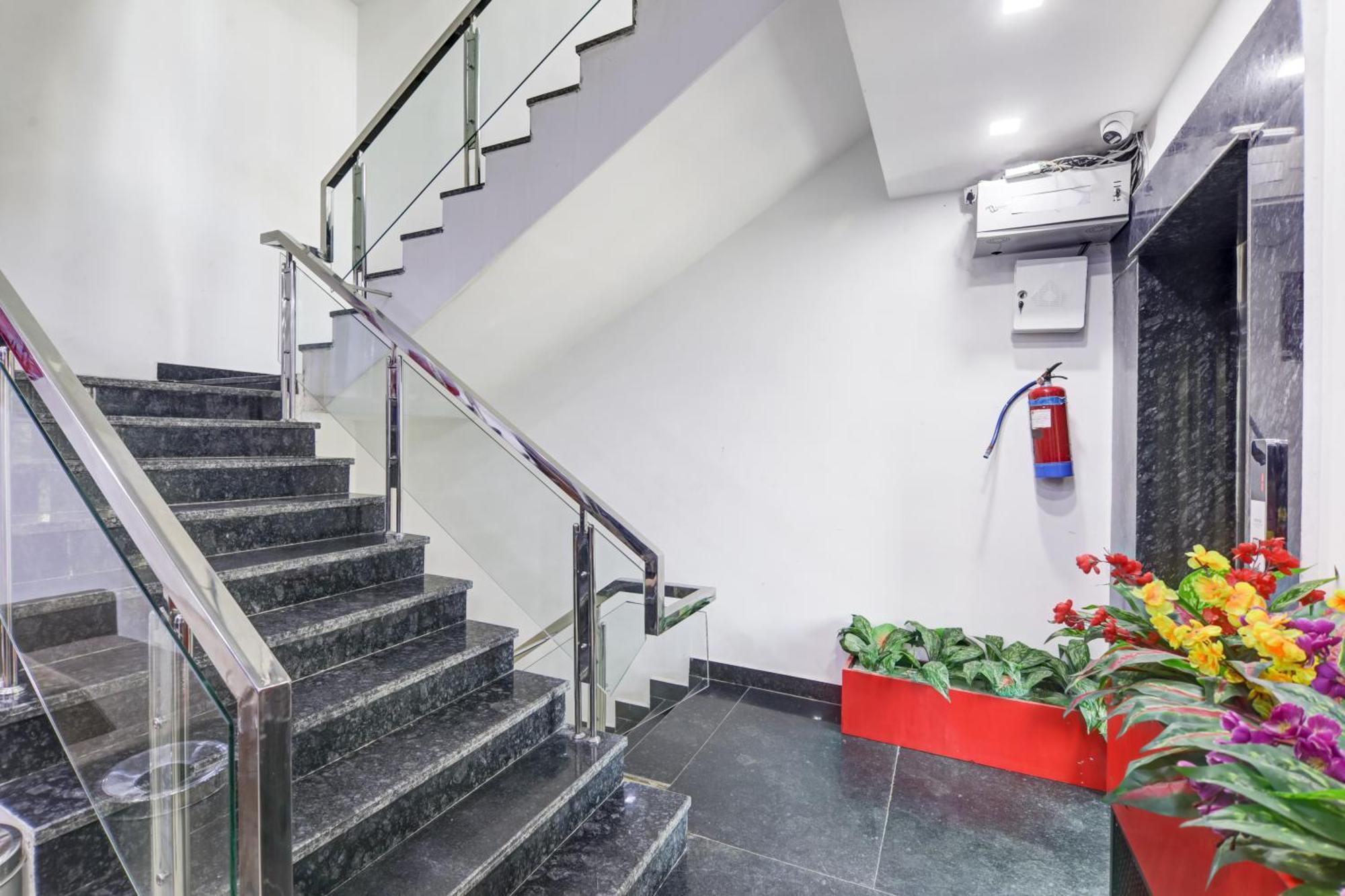 Status By Hotel The Emporio Ghaziabad Bagian luar foto