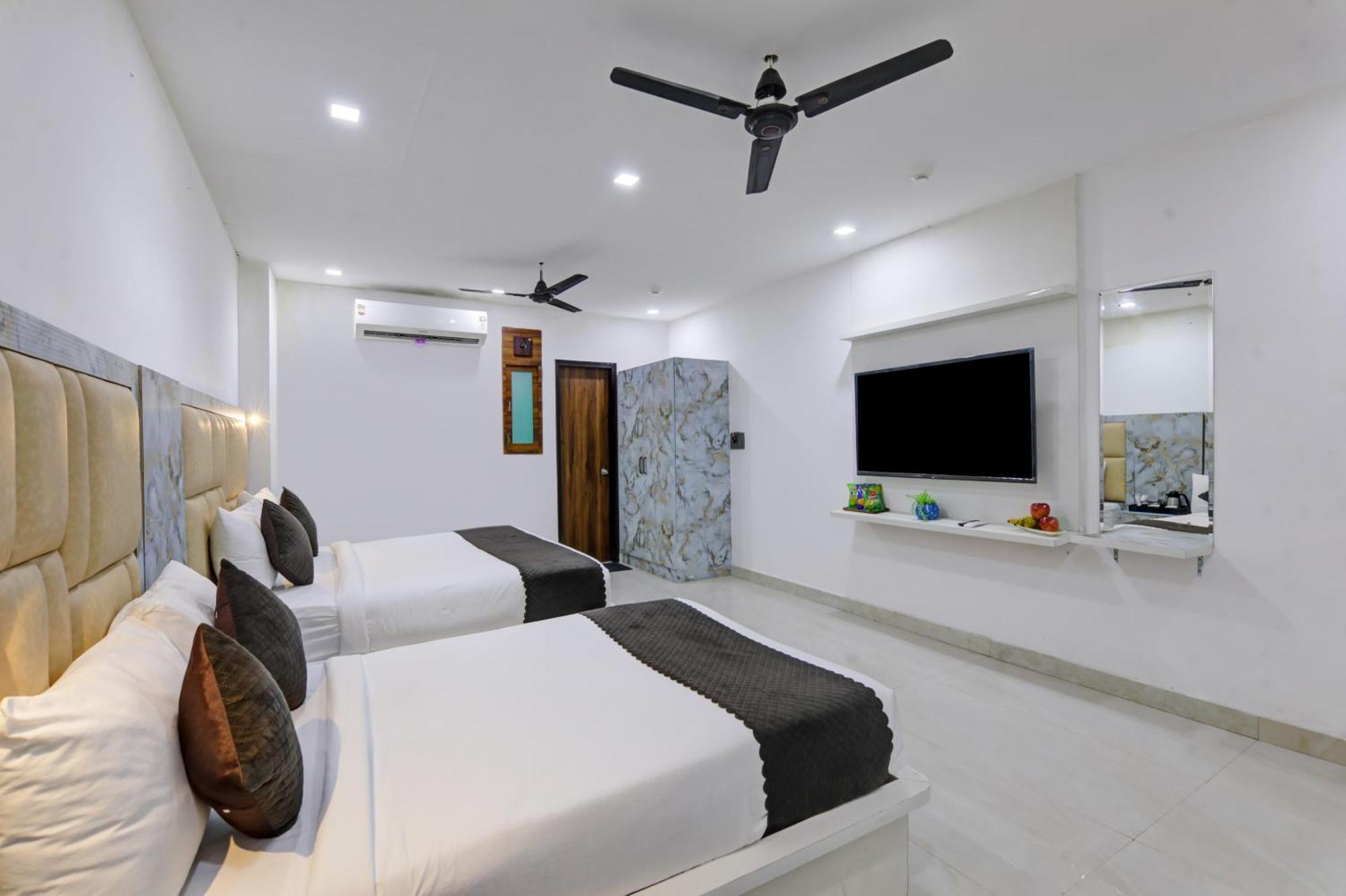 Status By Hotel The Emporio Ghaziabad Bagian luar foto