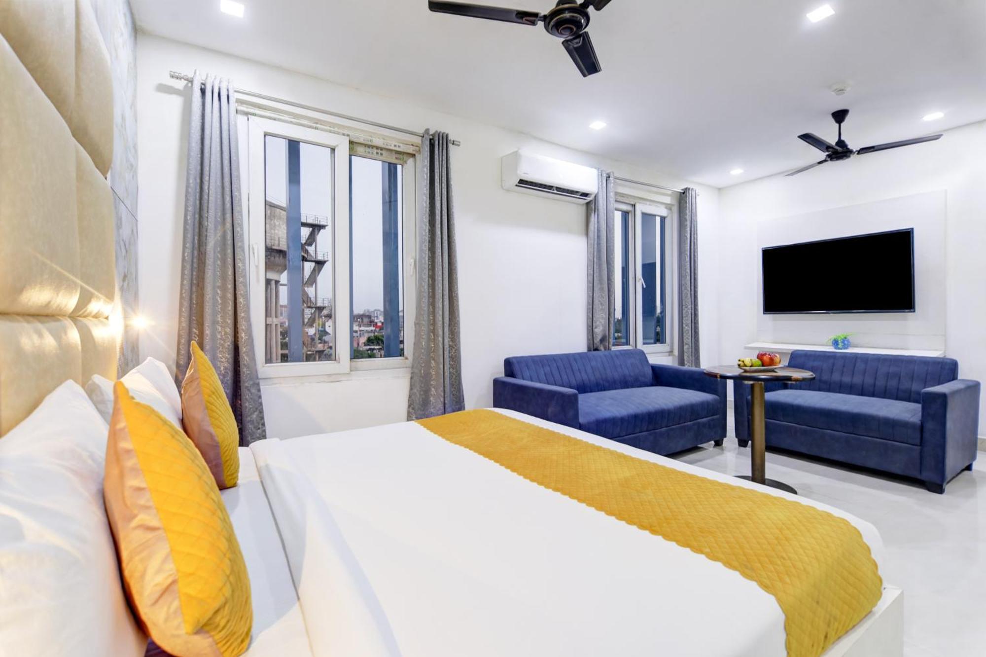 Status By Hotel The Emporio Ghaziabad Bagian luar foto