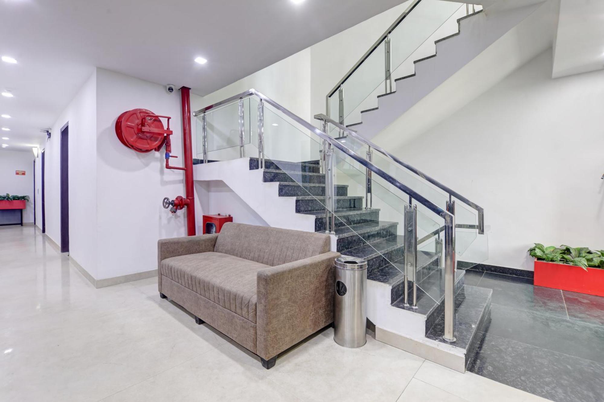 Status By Hotel The Emporio Ghaziabad Bagian luar foto