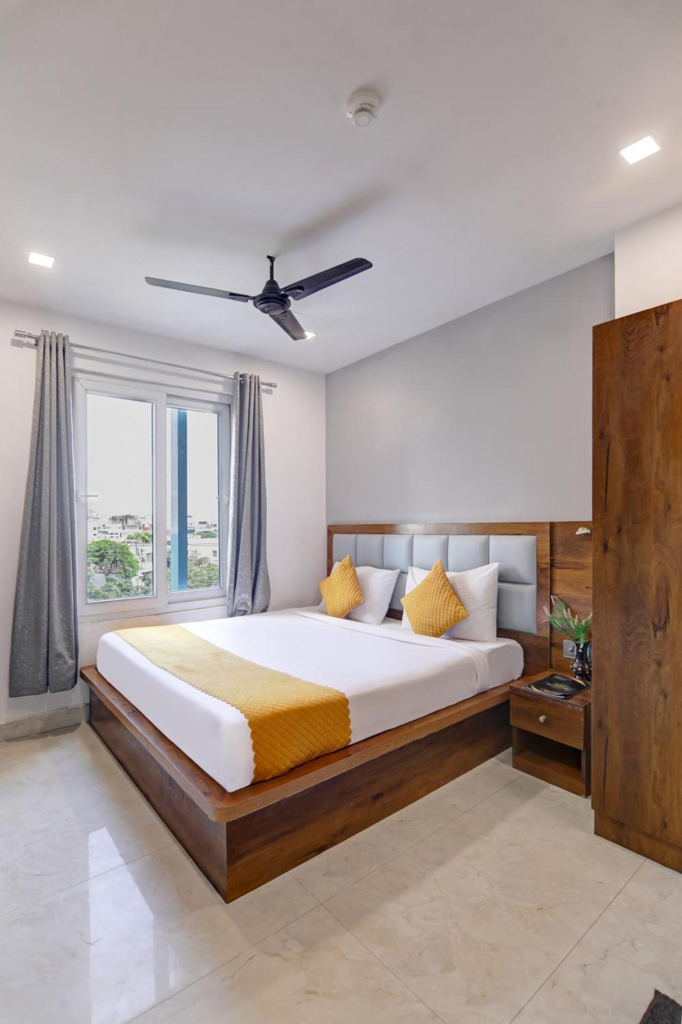 Status By Hotel The Emporio Ghaziabad Bagian luar foto