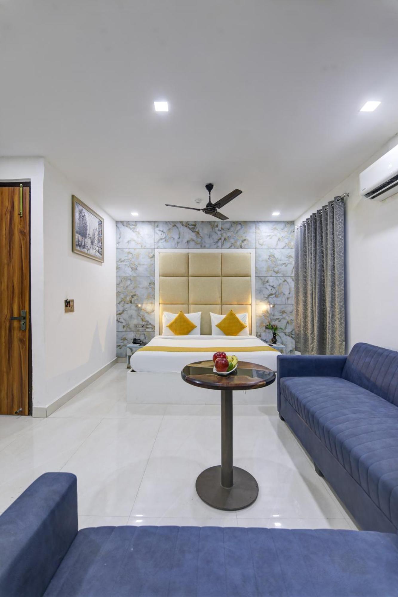 Status By Hotel The Emporio Ghaziabad Bagian luar foto