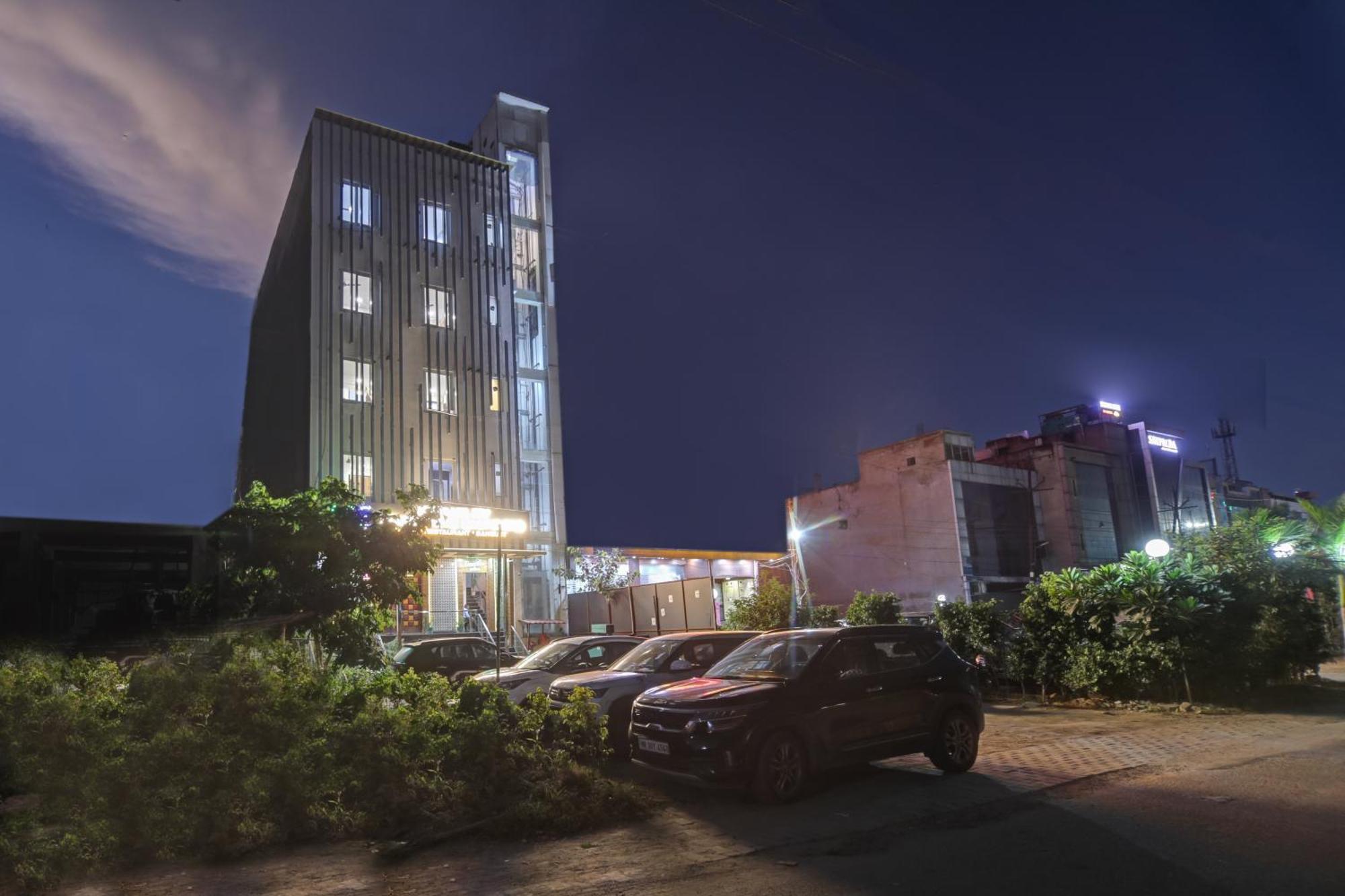 Status By Hotel The Emporio Ghaziabad Bagian luar foto