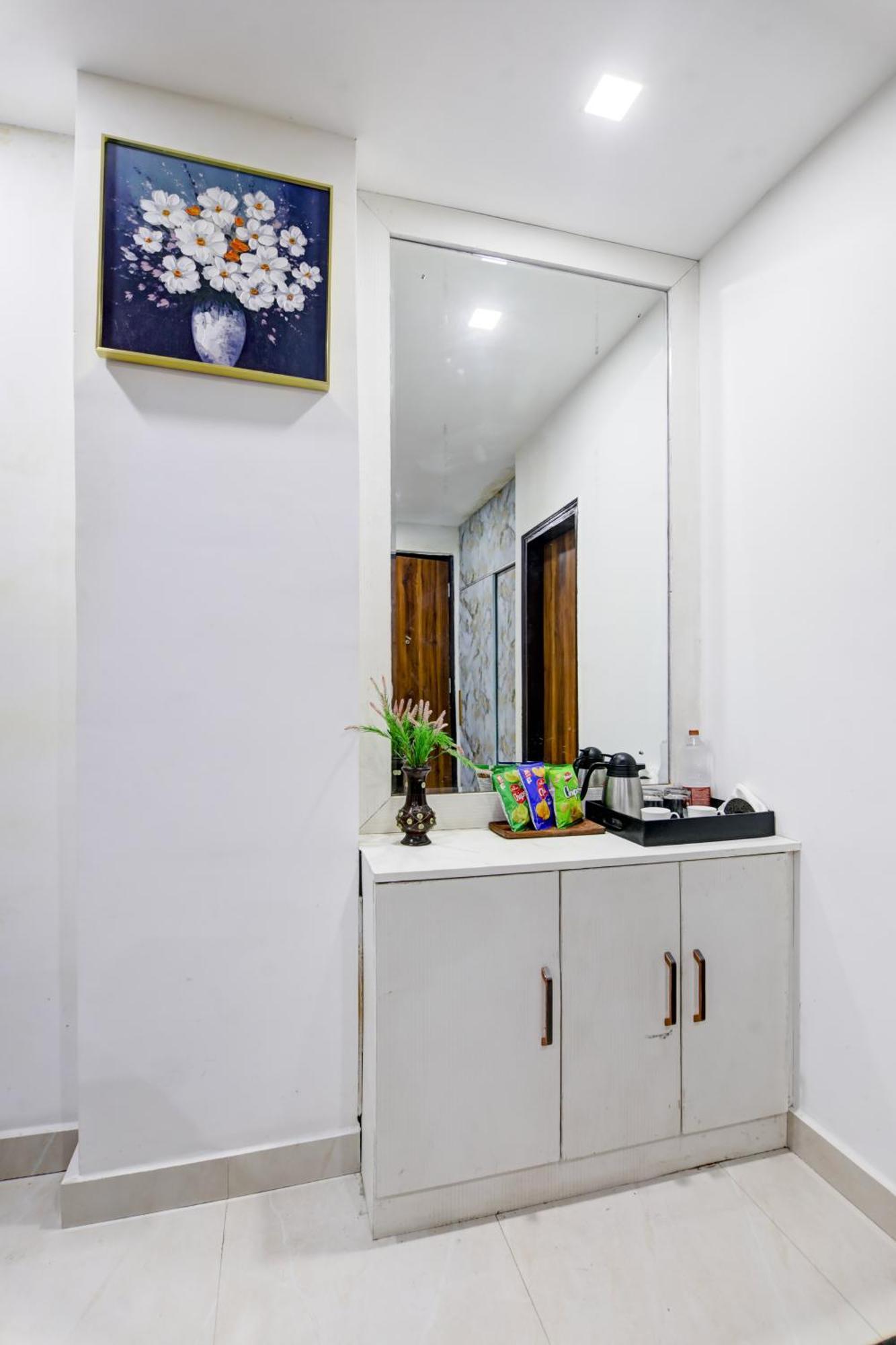 Status By Hotel The Emporio Ghaziabad Bagian luar foto