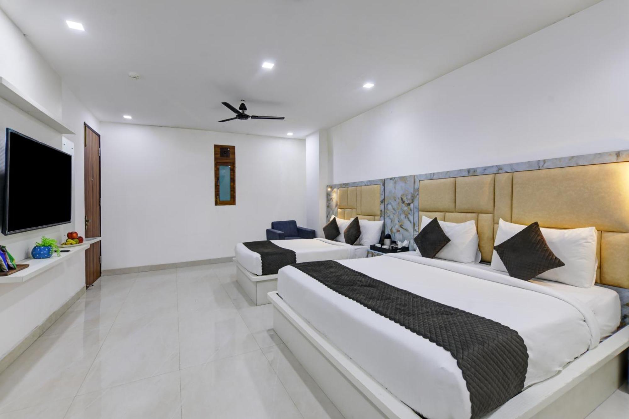 Status By Hotel The Emporio Ghaziabad Bagian luar foto